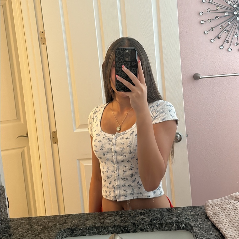 cropped blue and white floral tee